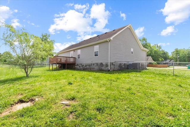 125 Southview Dr, Lewisburg, TN 37091 - back of property featuring a wooden deck, fence, and a lawn
