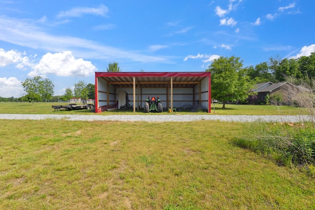 view of pole building featuring a yard