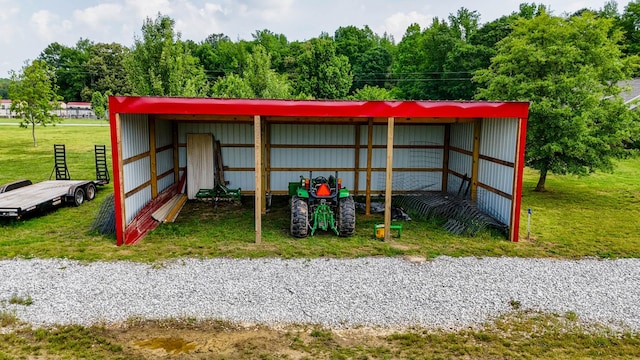 view of pole building featuring a yard