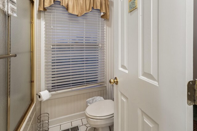 746 Shadow Ln, Belvidere, TN 37306 - full bath featuring toilet, tile patterned floors, and bath / shower combo with glass door