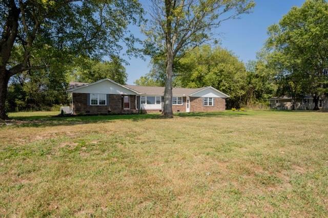 view of front of home featuring a front lawn