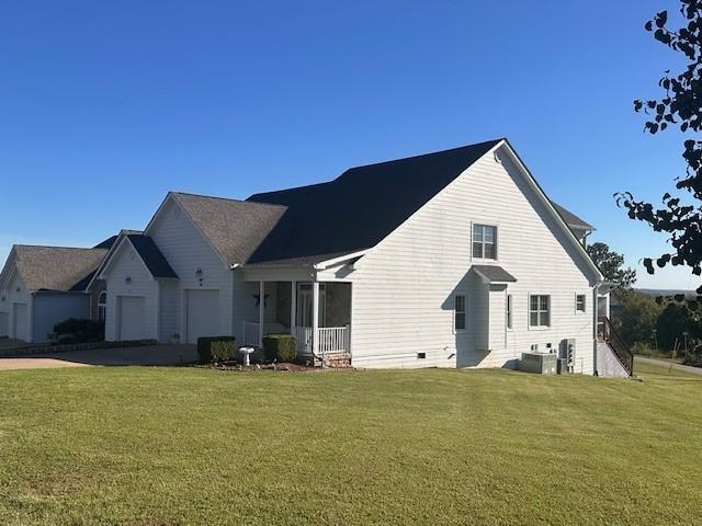 view of front facade with driveway, a front lawn, and an attached garage