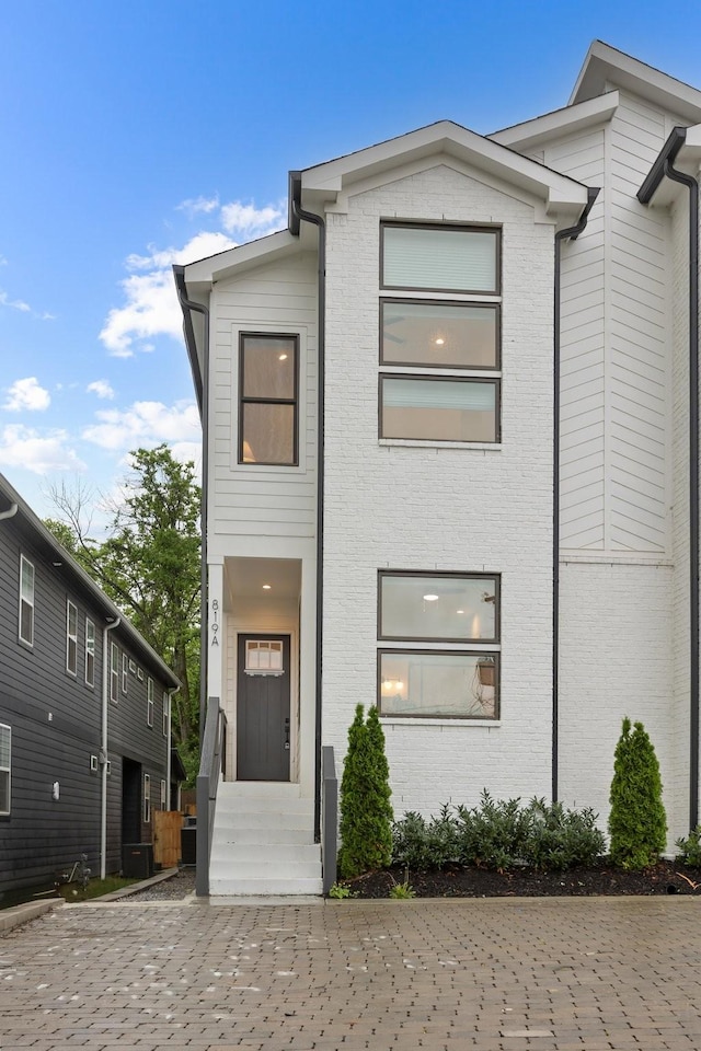 view of front facade with brick siding