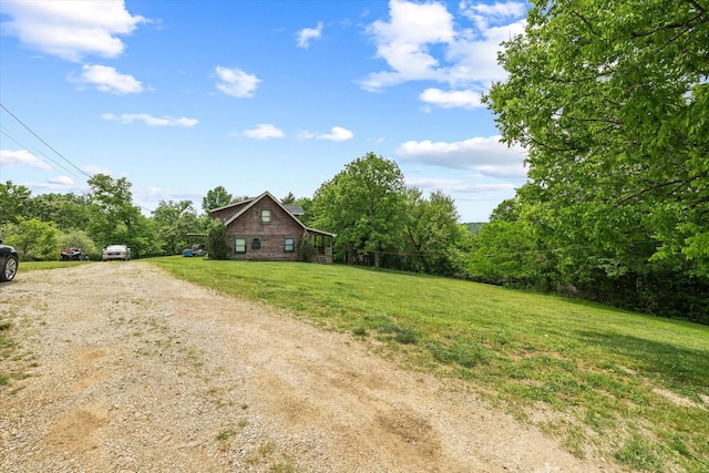 view of yard featuring dirt driveway