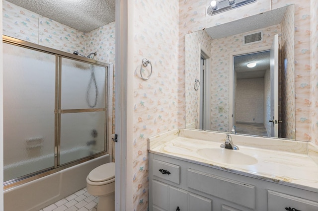 full bathroom featuring toilet, vanity, a textured ceiling, visible vents, and wallpapered walls