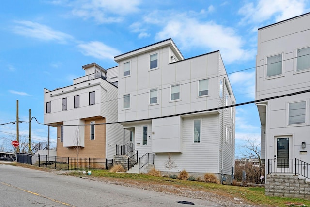 view of front of property with entry steps and fence