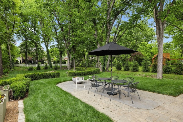 view of yard with a patio area