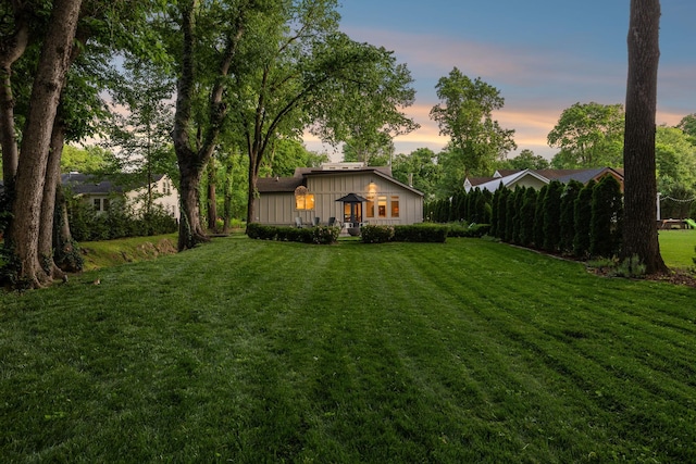 view of yard at dusk