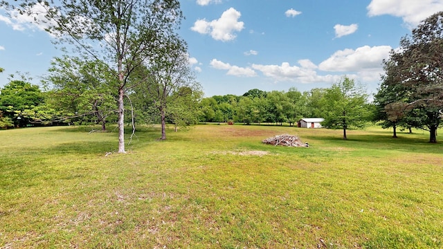 view of yard with an outdoor structure