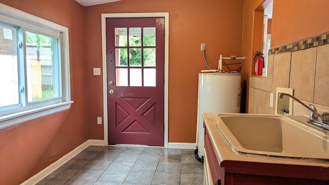 624 W Eastland St, Gallatin, TN 37066 - clothes washing area with a sink, water heater, plenty of natural light, and baseboards