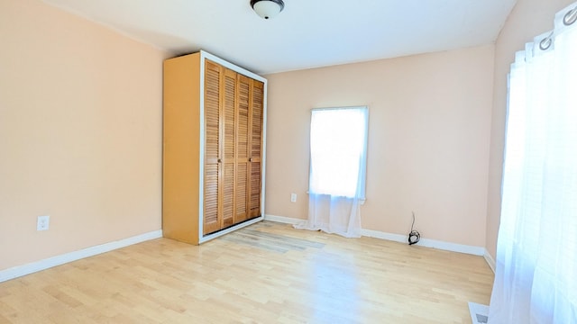 624 W Eastland St, Gallatin, TN 37066 - unfurnished bedroom featuring wood finished floors, baseboards, and a closet