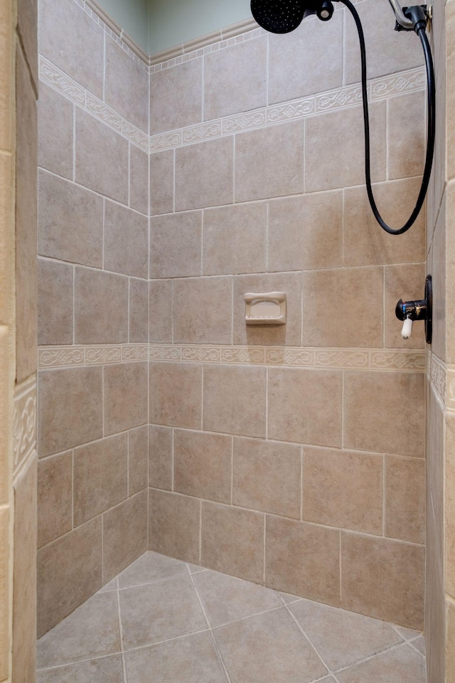 full bath with tiled shower