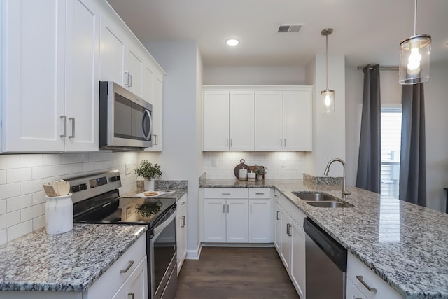 2804 Sonoma Way, Columbia, TN 38401 - kitchen featuring a sink, white cabinetry, visible vents, appliances with stainless steel finishes, and dark wood-style floors
