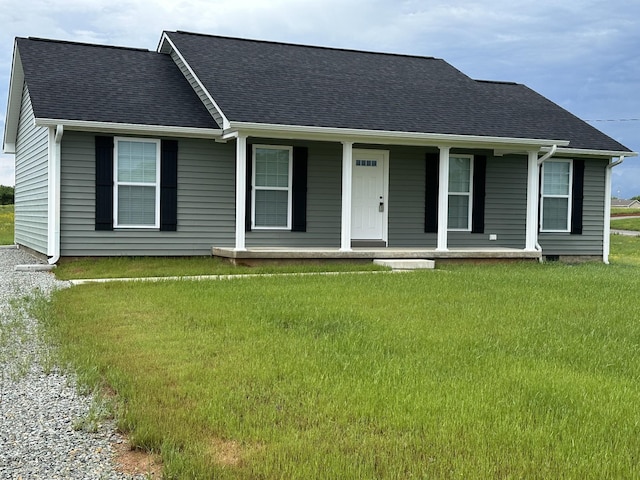 view of front of home featuring covered porch, roof with shingles, and a front yard