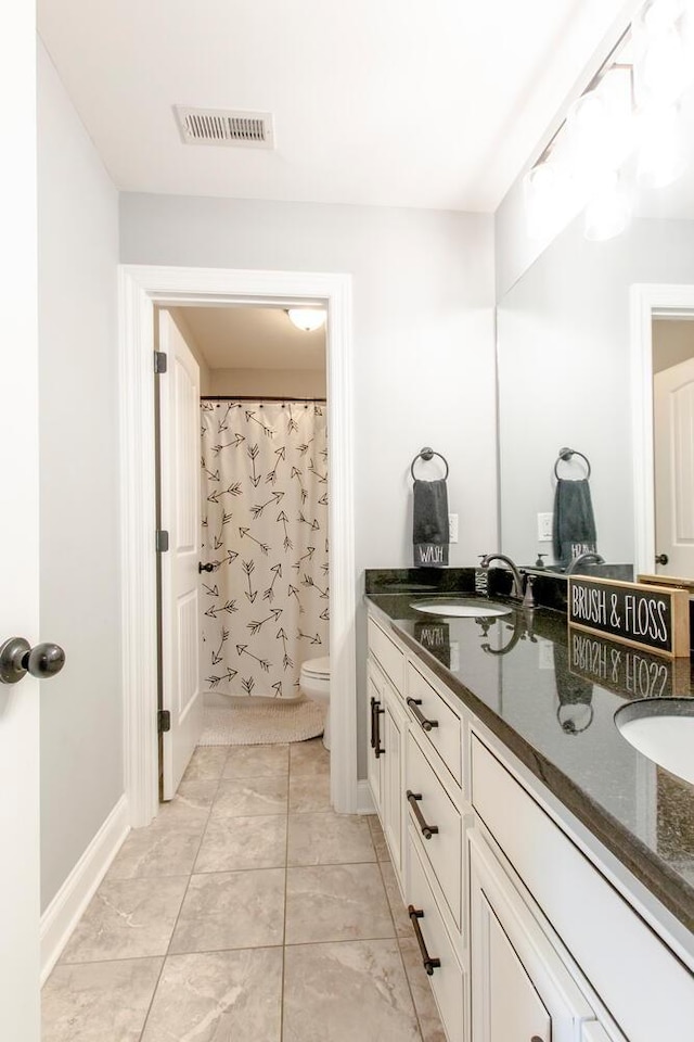 full bathroom featuring a sink, toilet, visible vents, double vanity, and a shower with shower curtain