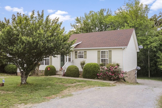 119 Sleepy Hollow Dr, Springfield, TN 37172 - view of front of home with a front yard, dirt driveway, roof with shingles, and crawl space