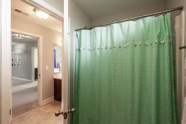 full bath featuring tile patterned flooring, curtained shower, baseboards, and visible vents