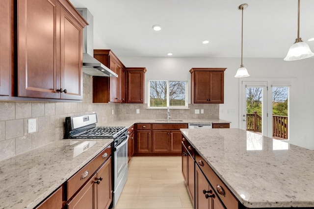 kitchen featuring plenty of natural light, a center island, appliances with stainless steel finishes, and a sink