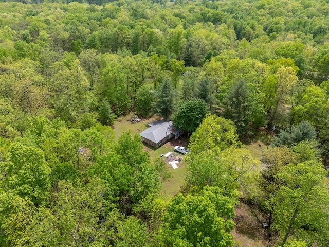 birds eye view of property featuring a forest view