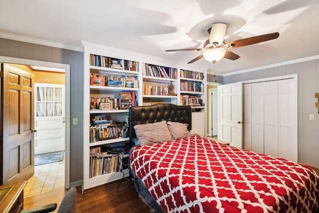 bedroom featuring ceiling fan, a closet, wood finished floors, and ornamental molding