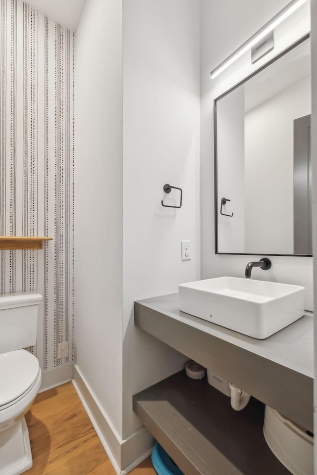 5734 Willoughby Way, Murfreesboro, TN 37129 - half bath featuring a sink, toilet, baseboards, and wood finished floors