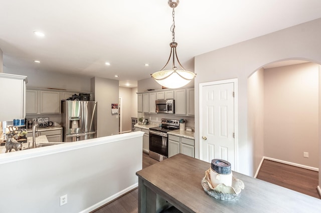 1040 Mansker Farm Blvd, Hendersonville, TN 37075 - kitchen with appliances with stainless steel finishes, arched walkways, dark wood-style flooring, recessed lighting, and pendant lighting