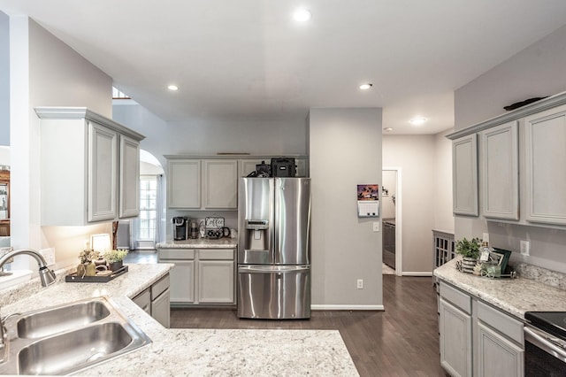 1040 Mansker Farm Blvd, Hendersonville, TN 37075 - kitchen featuring appliances with stainless steel finishes, a sink, gray cabinets, dark wood-style floors, and recessed lighting