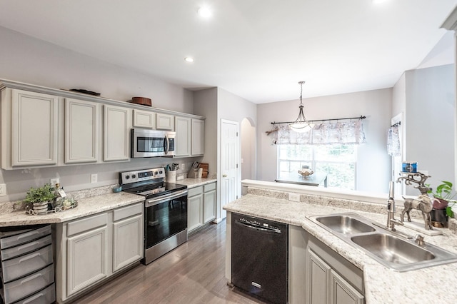1040 Mansker Farm Blvd, Hendersonville, TN 37075 - kitchen featuring appliances with stainless steel finishes, a sink, light countertops, wood finished floors, and recessed lighting
