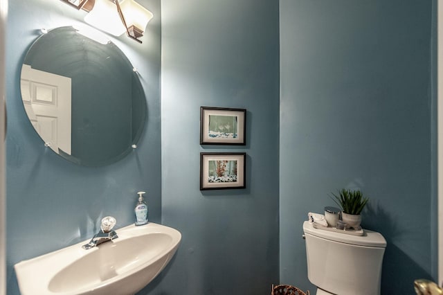 1040 Mansker Farm Blvd, Hendersonville, TN 37075 - half bath featuring a sink and toilet