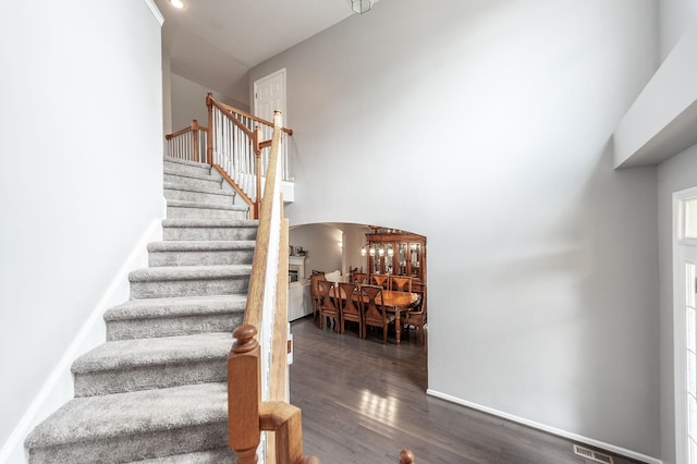 1040 Mansker Farm Blvd, Hendersonville, TN 37075 - stairs featuring arched walkways, wood finished floors, a towering ceiling, and baseboards