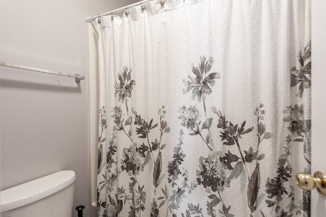 1040 Mansker Farm Blvd, Hendersonville, TN 37075 - full bath featuring toilet and curtained shower