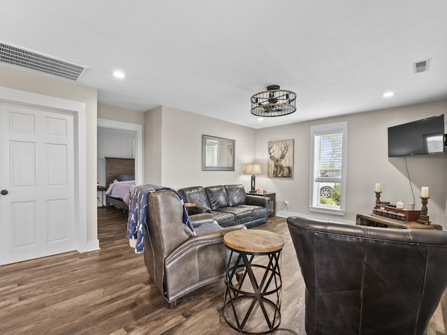living area featuring visible vents, wood finished floors, baseboards, and recessed lighting