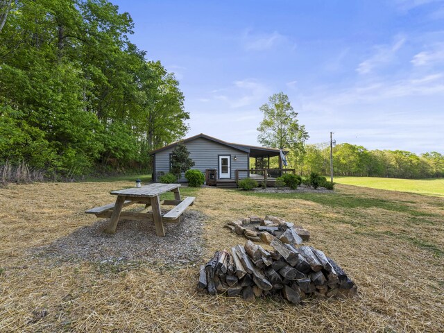 view of yard featuring a fire pit