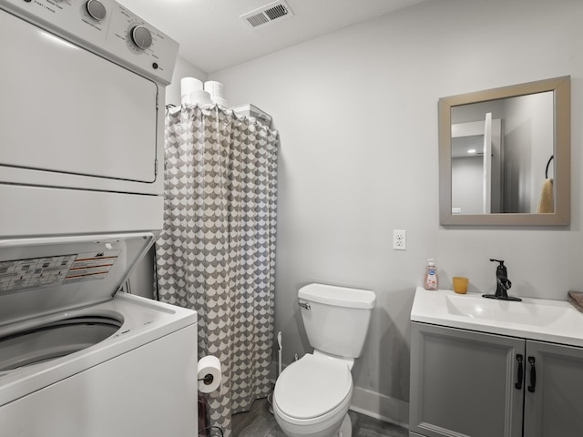 full bath with toilet, a shower with curtain, stacked washing maching and dryer, visible vents, and vanity