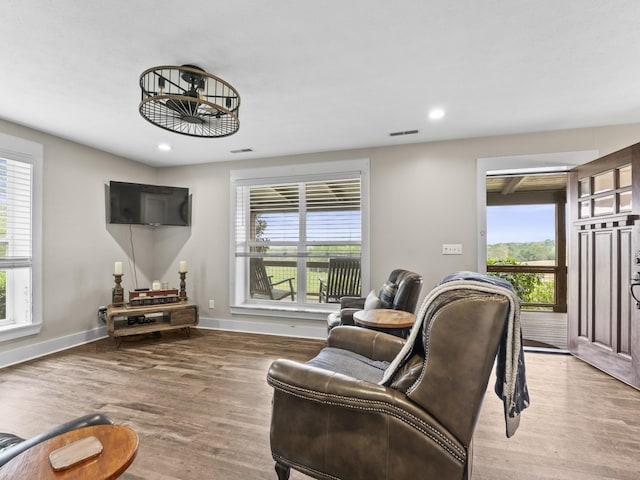 living room with baseboards, light wood-style floors, visible vents, and recessed lighting