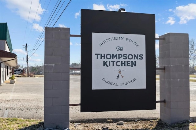 view of community / neighborhood sign