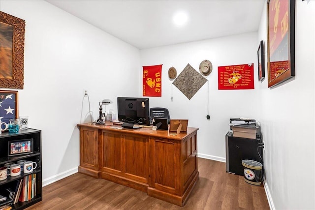 1520 Raulston Falls Rd, Jasper, TN 37347 - home office featuring dark wood finished floors and baseboards