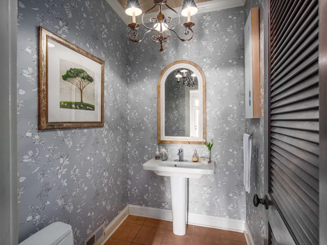 1229 Vintage Pl, Nashville, TN 37215 - bathroom with a chandelier, tile patterned floors, toilet, and a sink