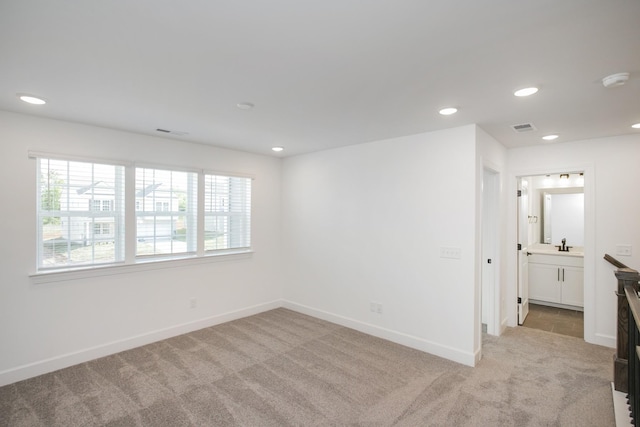 empty room featuring baseboards, visible vents, recessed lighting, and light colored carpet