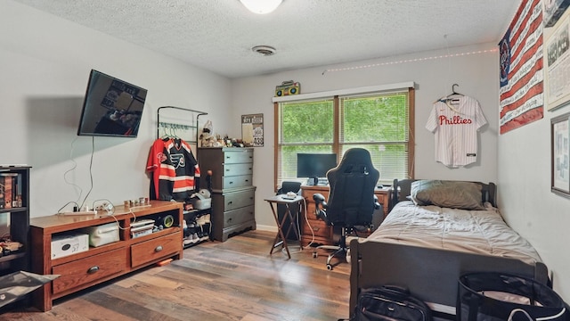 7621 Fernvale Rd, Fairview, TN 37062 - bedroom featuring wood finished floors and a textured ceiling