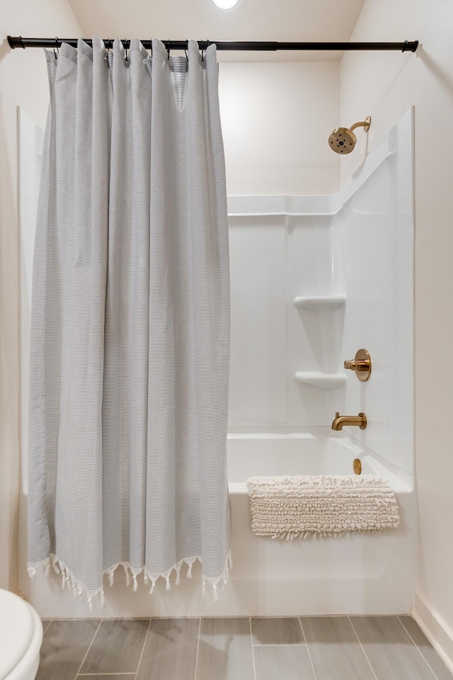 full bath featuring toilet and shower / bath combo