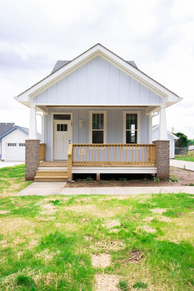105 Shephard St N, Winchester, TN 37398 - view of front facade with board and batten siding and a porch