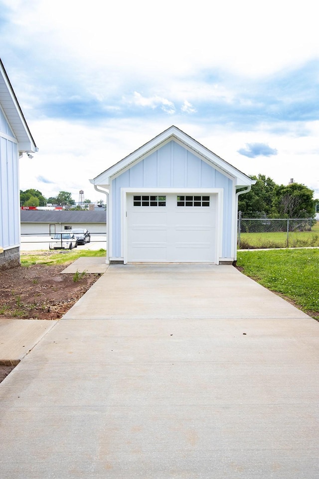 105 Shephard St N, Winchester, TN 37398 - detached garage with driveway and fence
