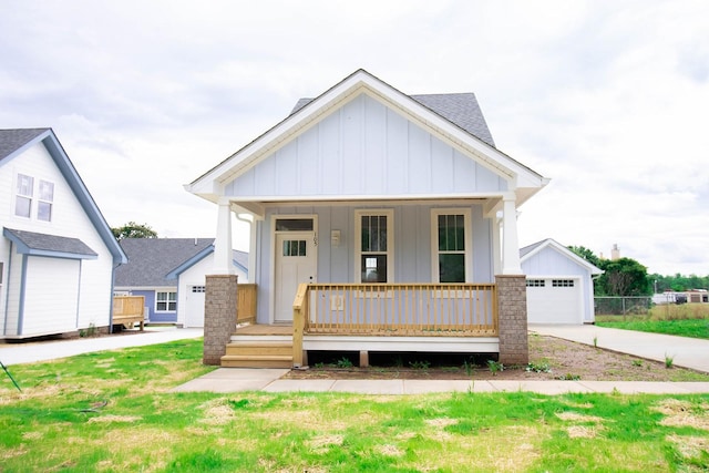 105 Shephard St N, Winchester, TN 37398 - bungalow featuring a porch, driveway, a detached garage, and board and batten siding