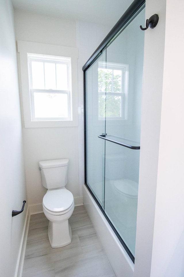 105 Shephard St N, Winchester, TN 37398 - bathroom with toilet, baseboards, and bath / shower combo with glass door