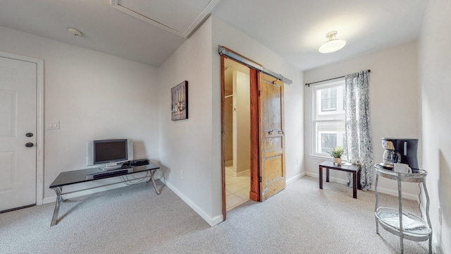 living area with baseboards, a barn door, and carpet floors
