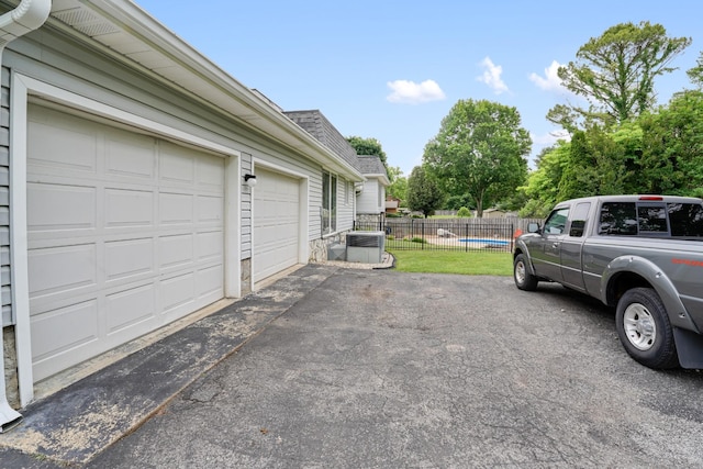 5024 Lakeridge Dr, Old Hickory, TN 37138 - garage with asphalt driveway and fence