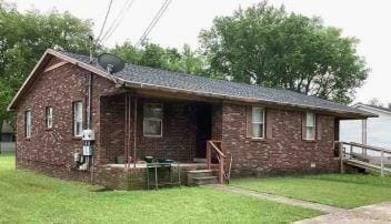 view of front facade featuring a front lawn and brick siding