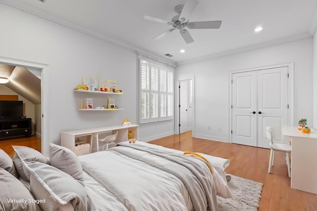bedroom with crown molding, light wood-style flooring, ceiling fan, and recessed lighting
