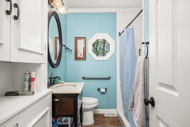 full bath featuring curtained shower, vanity, toilet, and baseboards